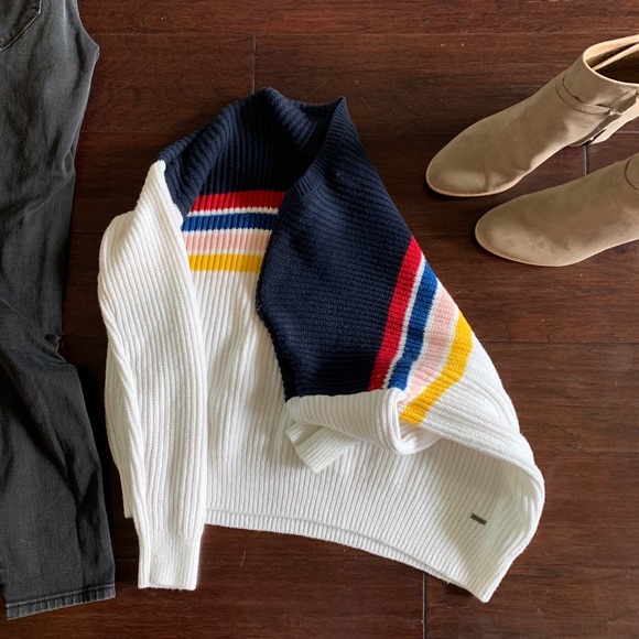 🦄 4/$40 Basic Hollister Knit Striped Sweater - Picture 5 of 5